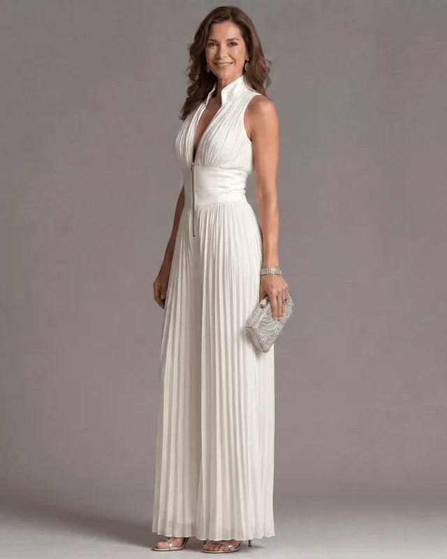 Mono blanco de mujer con cuello plisado, pierna ancha, moderno y sexy.