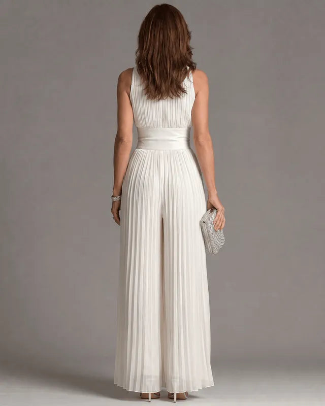 Mono blanco de mujer con cuello plisado, pierna ancha, moderno y sexy.